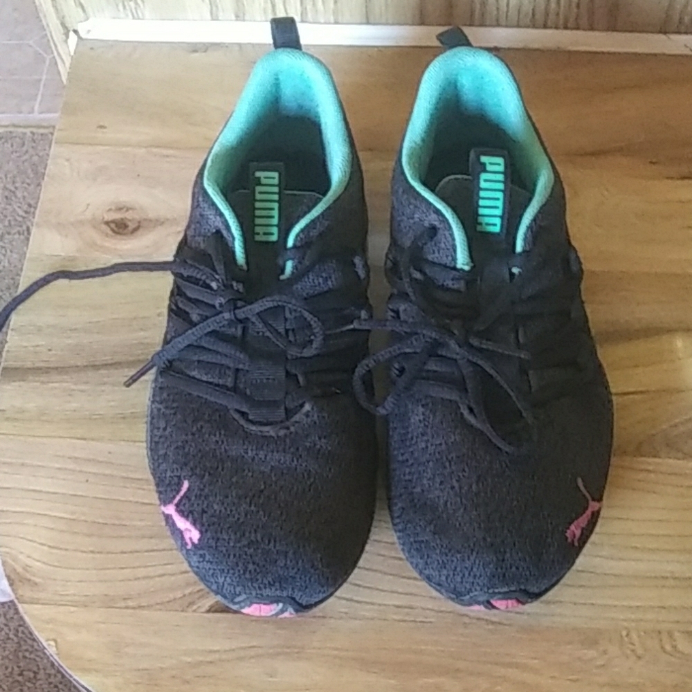 Tennis shoes